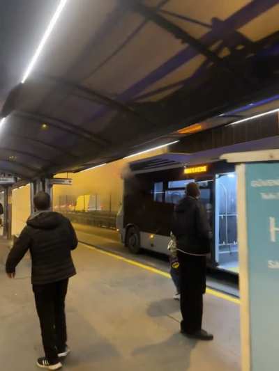Metrobüs yandı la