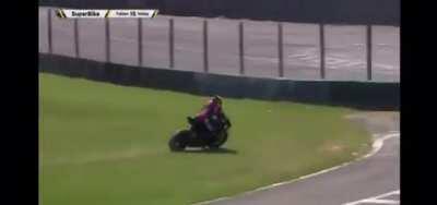 (Cenas fortes) Matheus Barbosa bate num muro próximo a curva da junção e infelizmente perde a vida. Desde 2017, já são 5 mortes na SuperBike Brasil, 4 delas em interlagos
