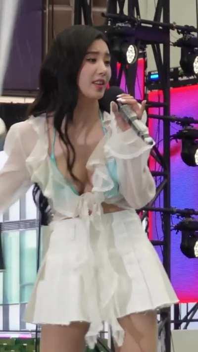 Kwon Eunbi Waterbomb Japan