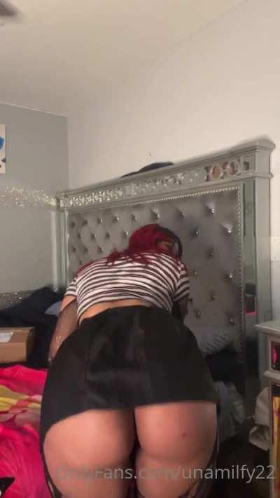 Unamilfy22 clapping her ass with no pants or panties on 