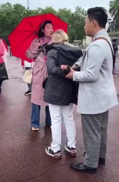 HK tourists bust a pickpocket in Buckingham