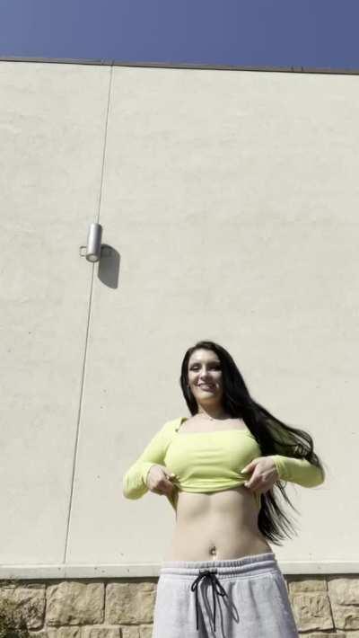 Public play always makes me horny af 💦🙈