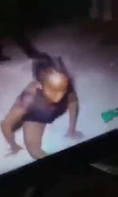 Às pernas parece um alicate