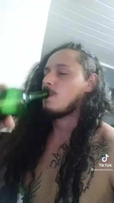 A mulher mandou jogar a cachaça fora