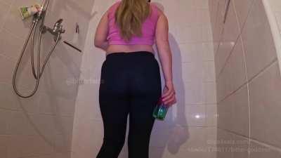 Party gurl farts in the bathroom and in her party glass