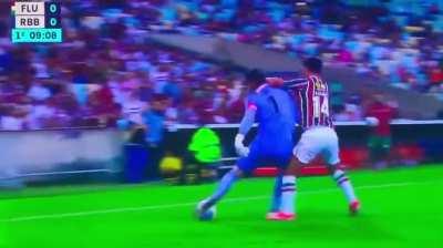 Entrada do Cano no Cleiton, goleiro do Bragantino 