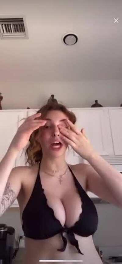 Here's a better cut I've made of her recent live session.