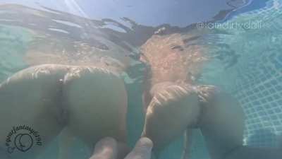 Underwater Bubbly Long Farts BBW And PAWG