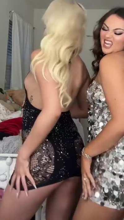 Teasing cheeks and sideboob🤤