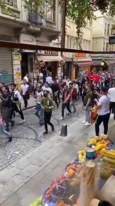 Suriyeliler Taksim'de Fransa'yı protesto etmiş. Memleketin geldiği hâle bak amk