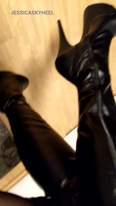 Worship my leather overkneeboots!