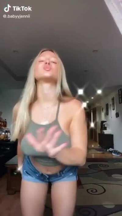 Feelin' Her Own Fibez😳