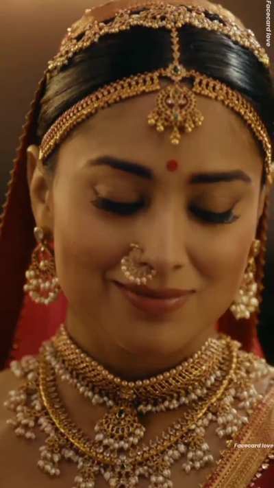 Shriya Saran insane face card