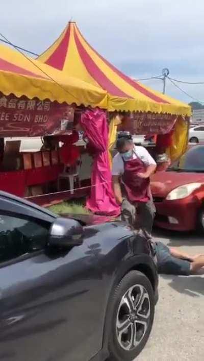 Idiot kena belasah for wreaking havoc at kopitiam after being asked to wear mask in Ipoh