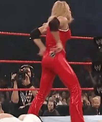 Trish Stratus: EXTRA CHEEKY