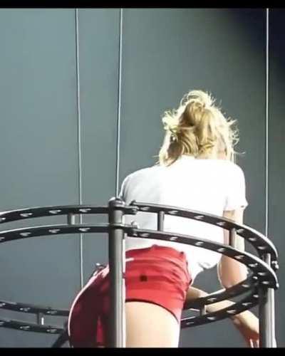 Skinny Taylor is the best, this little ass and tight shorts Mmmm