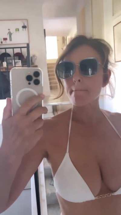 Elizabeth Hurley 
