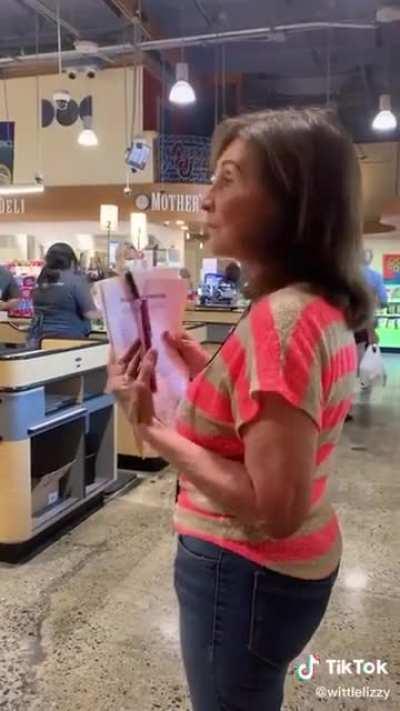 Anti-Mask boomer wants to give a fake document to the store manager