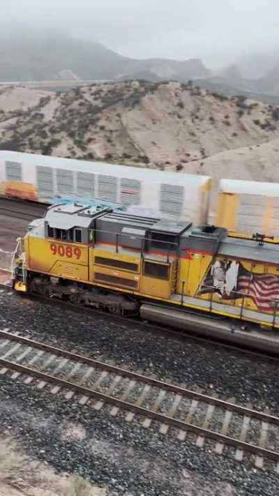 Perfect timing yesterday at Sullivan’s Curve in the railfanning heaven that is Cajon Pass, California.