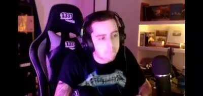 una mujer intenta ser graciosa los pibes😎::::::