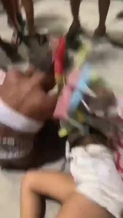 Cidadãs inglesas discutem após traição de namorado. Kkkk