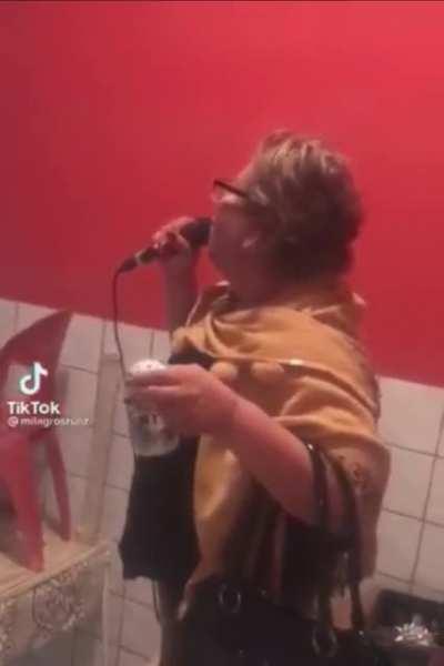 Ya no le den de tomar a la abuelita… tolate