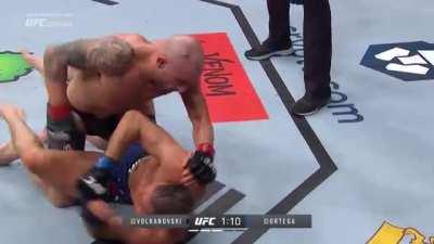 UFC 273 Free Fight: Alexander Volkanovski vs Brian Ortega