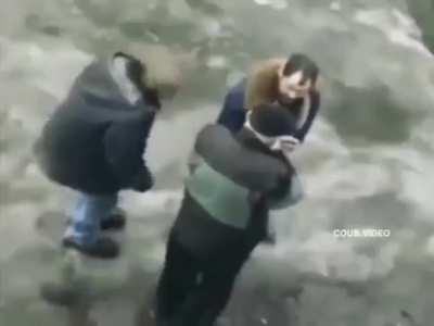 Erkek dediğin hapşırması ile ufak çaplı bir deprem yaratır