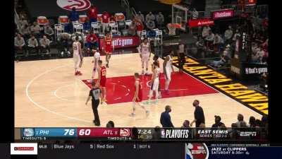[Highlight] Hawks doesn't show any effort in transition defense and Simmons stuffs it through