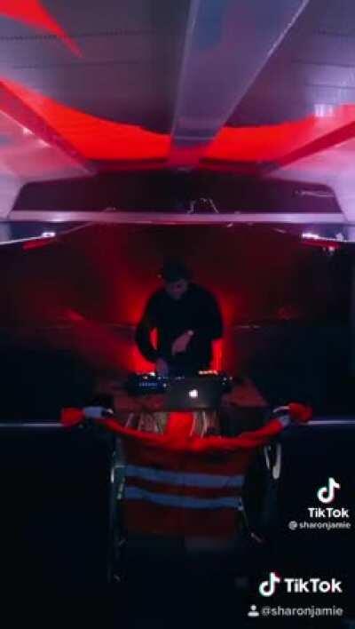 Ez het doch so ne jonge fötzi sini musig weder zluut lalaufe im zuh