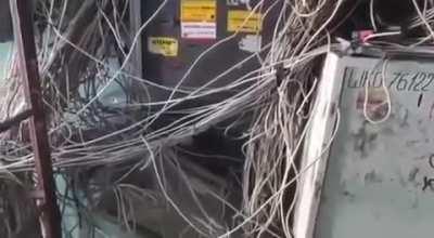 Красноярский работяга наткнулся в одном из подъездов дома творение местных провайдеров, достойное артов Гигера. Мечта соседки-старухи с ножницами, который эти ваши интернеты «нахой тут не нужны».