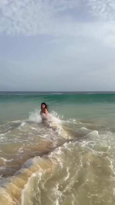 Waves are her enemÿ