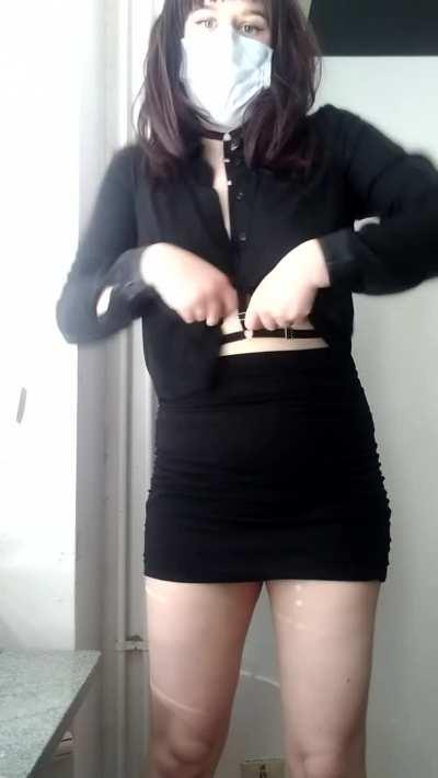 Watch me reveal my kinky lingerie and bounce my tits for you? 😈