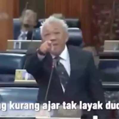 E não é que ele fala?