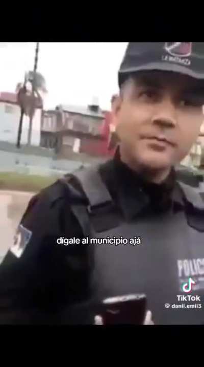 En la matanza, kicillof puso tipos que tienen uniforme de polic&iacute;a 
Chaleco que dice polic&iacute;a
Y van en patrulleros de polic&iacute;a
Pero solo son munipas que si ven algo tienen que llamar a la policia de verdad