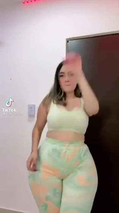 Damm that ass is weighing her down