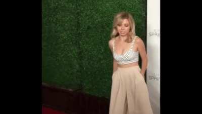Who else wants to see Jennette Mccurdy passed around like a sex doll?