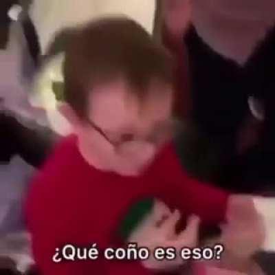 Pobre niño wn queria minecraft pero le dan una autobiografía de hitler XDn't