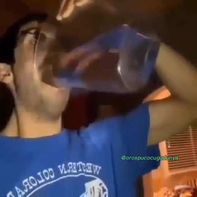 Anime kızlarını gerçek sananlar olur gibi