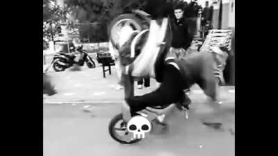 Da un pò che non postavo ma volevo fare un edit sul raduno e sulla quella bestia che ti ritrovi sotto al culo muuso (volume al massimo che si sente poco) (da guardare fino alla fine)