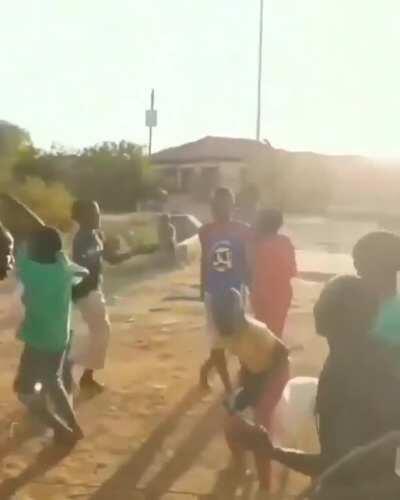 A los esclavos se les ve felices bailando