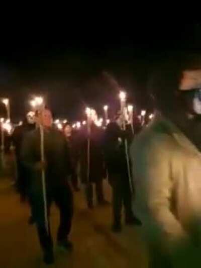 Os 300 lá de Brasília estão homenageando os neonazistas de Charlottesville agora. Com tochas e tudo.