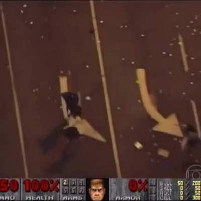 Brutalidad policial pero con sonidos de DOOM XD