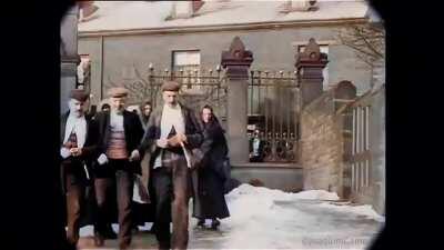 2 man's fight in front of an elementary school in the snow before reconciliating in 1901