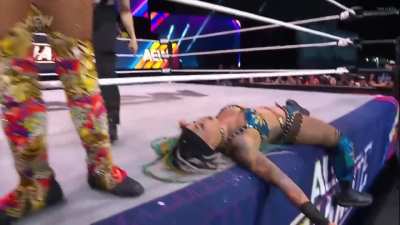 Mercedes defends her TBS Championship! (Dynamite Title Tuesday - 10/7/25)