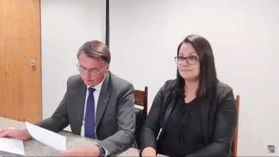 Bolsonaro pediu pra imprimirem a nota oficial pra ele ler durante a transmissão. Ao ver que eram 10 itens, achou muito.