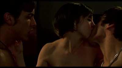 Elena de Frutos in a first time threesome - Mentiras y Gordas (2009)