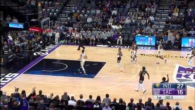 [Highlight] Buddy Hield with the buzzer beater to end the first quarter!