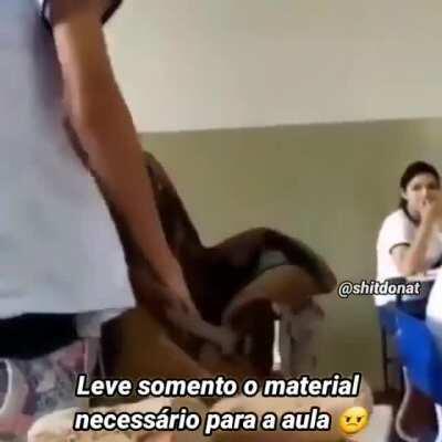 Escola Pública (tem música com copyright 😞)