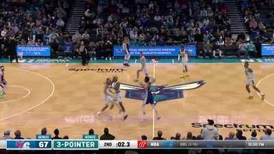 [Highlight] The Hornets score 6 points in 3 seconds to end the half